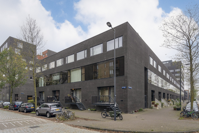 Spacious 3-Bedroom Family Home with Garden and private Parking in Amsterdam photo
